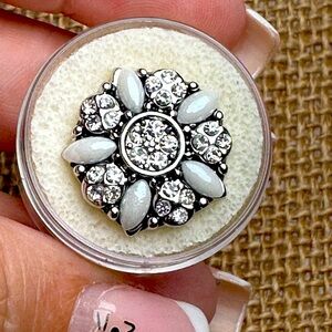 Magnolia and Vine 18mm Original Radial White Pearl Clear Snap